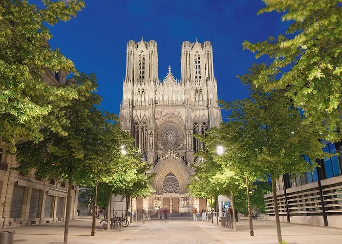 Le Coeur De Reims, La Mairie Et Le Boulingrin